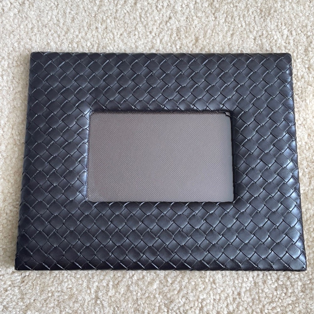 Brown faux leather quilted 4x6” picture frame